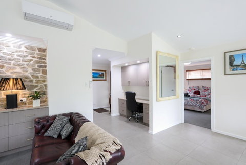 Armidale Cottage - House 2 - Accommodation Main Beach 9