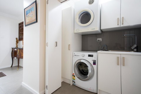 Armidale Cottage - House 2 - Accommodation Main Beach 14