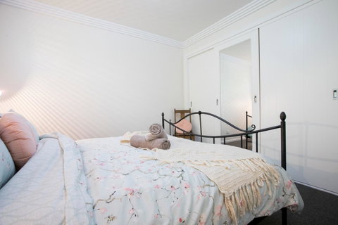 Armidale Cottage - House 2 - Accommodation Main Beach 24
