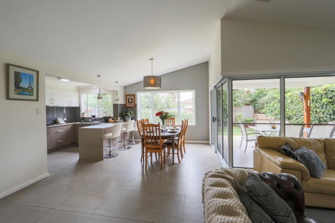 Armidale Cottage - House 2 - Accommodation Main Beach 16