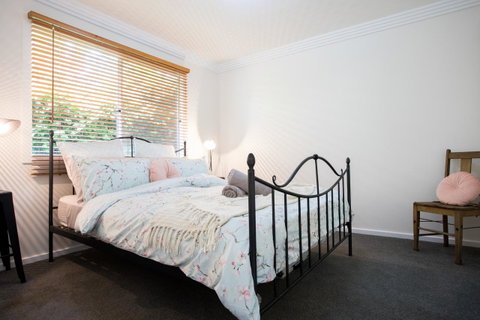 Armidale Cottage - House 2 - Accommodation Main Beach 23