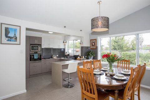 Armidale Cottage - House 2 - Accommodation Main Beach 18