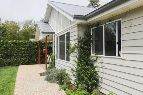 Armidale Cottage - House 2 - Accommodation Main Beach 2