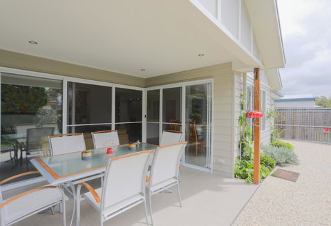Armidale Cottage - House 2 - Accommodation Main Beach 5
