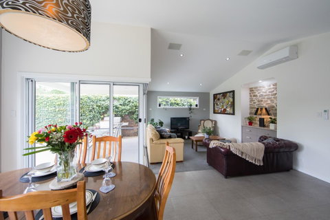 Armidale Cottage - House 2 - Accommodation Main Beach 20