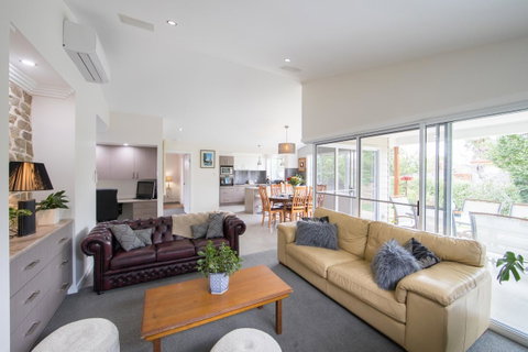 Armidale Cottage - House 2 - Accommodation Main Beach 19