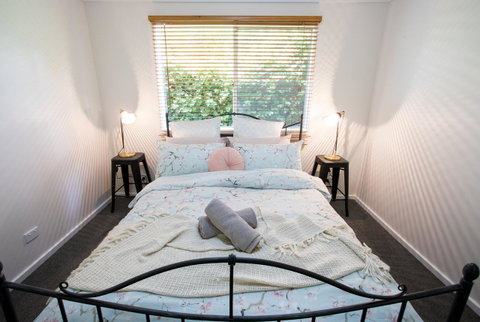 Armidale Cottage - House 2 - Accommodation Main Beach 25