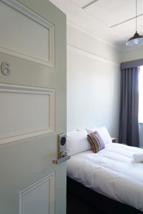 Rosehill Hotel - Accommodation Main Beach 1