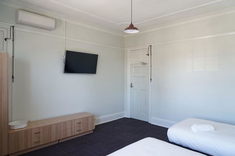 Rosehill Hotel - Accommodation Main Beach 4