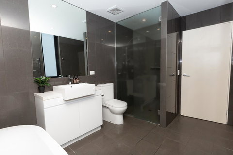 Brand New Executive Apartment - Accommodation Main Beach 11