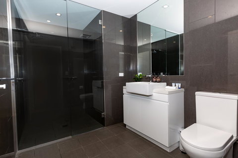 Brand New Executive Apartment - Accommodation Main Beach 16