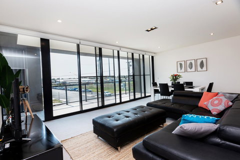 Brand New Executive Apartment - Accommodation Main Beach 21