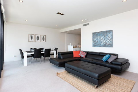 Brand New Executive Apartment - Accommodation Main Beach 1