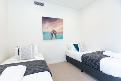 Brand New Executive Apartment - Accommodation Main Beach 23