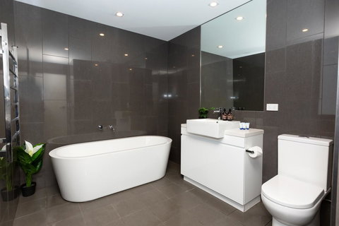 Brand New Executive Apartment - Accommodation Main Beach 10