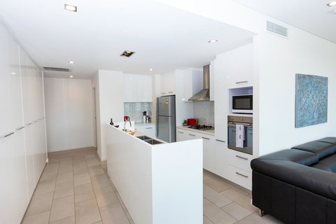 Brand New Executive Apartment - Accommodation Main Beach 4