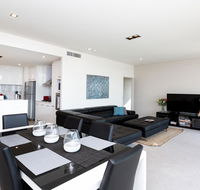 Brand New Executive Apartment - Accommodation Main Beach