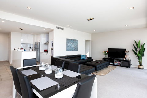 Brand New Executive Apartment - Accommodation Main Beach 0
