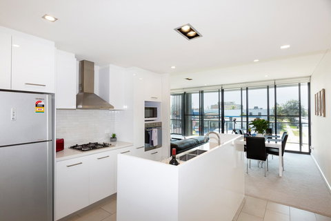 Brand New Executive Apartment - Accommodation Main Beach 5