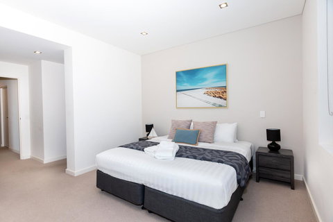 Brand New Executive Apartment - Accommodation Main Beach 9
