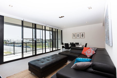 Brand New Executive Apartment - Accommodation Main Beach 2