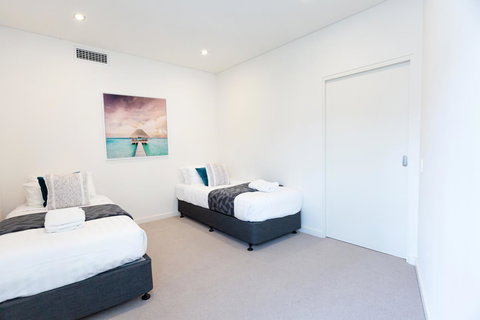 Brand New Executive Apartment - Accommodation Main Beach 15