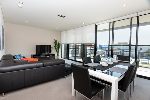 Brand New Executive Apartment - Accommodation Main Beach 3