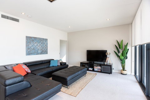 Brand New Executive Apartment - Accommodation Main Beach 22