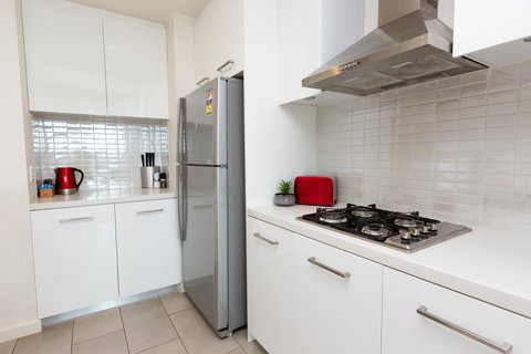 Brand New Executive Apartment - Accommodation Main Beach 6