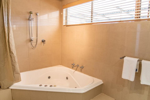 Belmont - Accommodation Main Beach 11