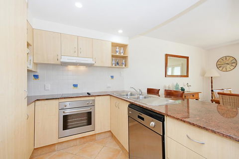 The Cove Yamba - Accommodation Main Beach 3