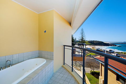 The Cove Yamba - Accommodation Main Beach 8