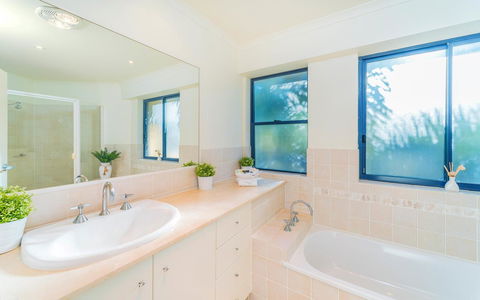 The Cove Yamba - Accommodation Main Beach 16