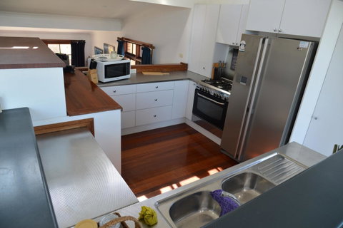 The Boat House - Accommodation Main Beach 14
