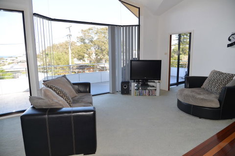 The Boat House - Accommodation Main Beach 9