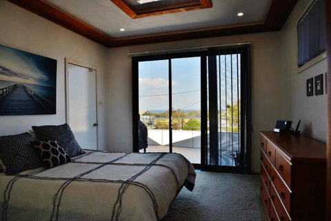 The Boat House - Accommodation Main Beach 11