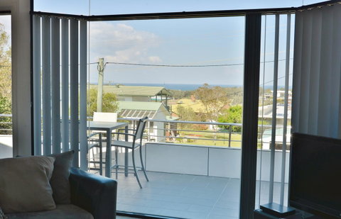 The Boat House - Accommodation Main Beach 1