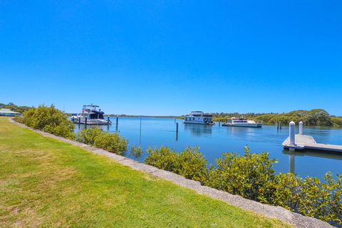 Boathouse Resort (Water Front) - Accommodation Main Beach 7