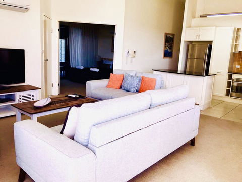 Boathouse Resort (Water Front) - Accommodation Main Beach 9