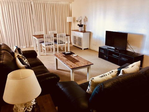 Boathouse Resort (Water Front) - Accommodation Main Beach 5