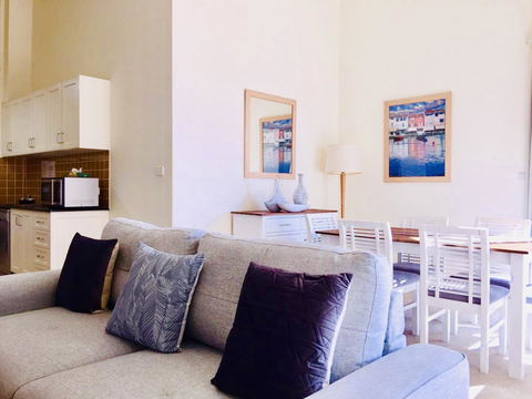 Boathouse Resort (Water Front) - Accommodation Main Beach 8