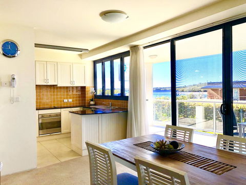 Boathouse Resort (Water Front) - Accommodation Main Beach 1