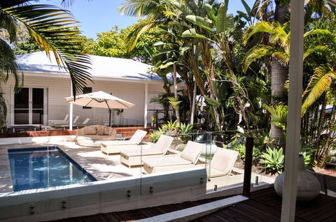 Cove Studios - Accommodation Main Beach 0