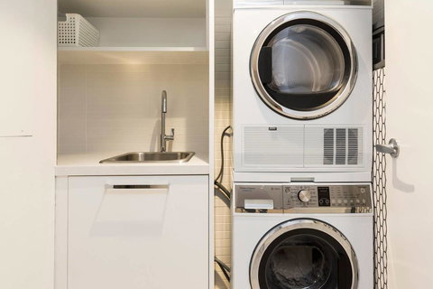 Nobbs Â· Executive 2 Storey Sydney Apartment With Pool - Accommodation Main Beach 11