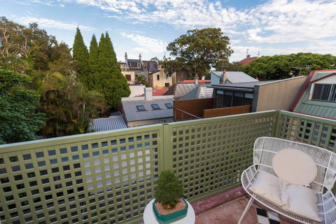 Nobbs Â· Executive 2 Storey Sydney Apartment With Pool - Accommodation Main Beach 16