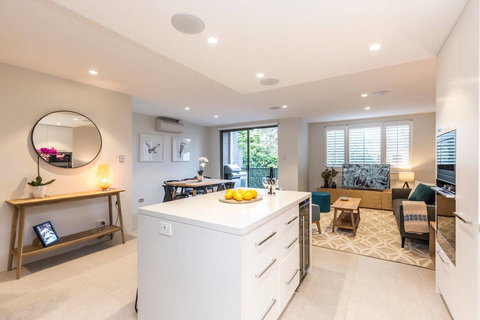 Nobbs Â· Executive 2 Storey Sydney Apartment With Pool - Accommodation Main Beach 2