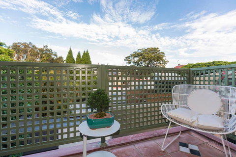 Nobbs Â· Executive 2 Storey Sydney Apartment With Pool - Accommodation Main Beach 15