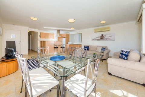 Ronald Avenue 1/65 - Shoal Bay - Accommodation Main Beach 4