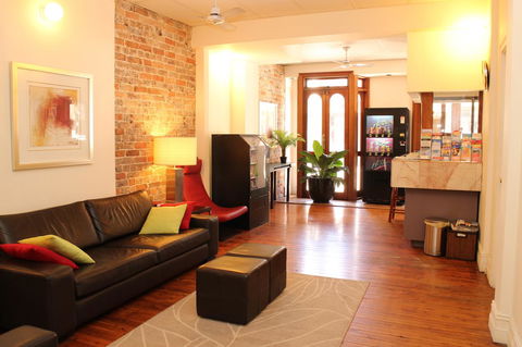 Newtown Cozy Stays - Accommodation Main Beach 9