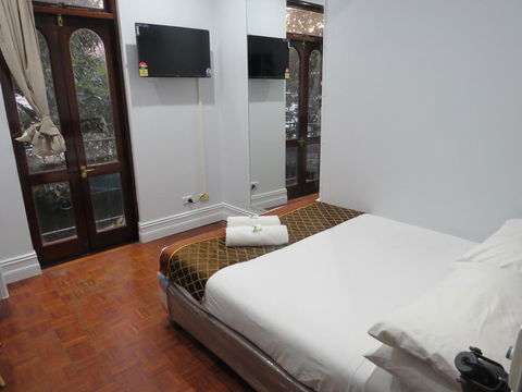 Newtown Cozy Stays - Accommodation Main Beach 4